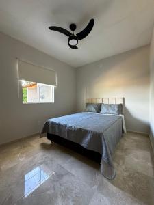 伦索伊斯Casas do Serrano的一间卧室配有一张床和吊扇