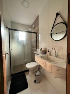 伦索伊斯Casas do Serrano的浴室配有卫生间、盥洗盆和淋浴。