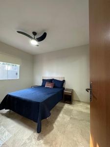 伦索伊斯Casas do Serrano的一间卧室配有蓝色的床和吊扇