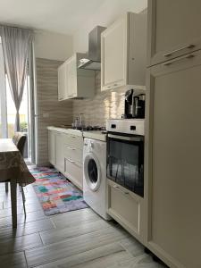 福贾Casa da Lory的厨房配有洗衣机和炉灶。