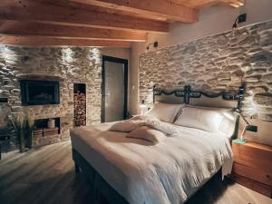 多尔切阿夸Talking Stones的一间卧室设有石墙和一张床