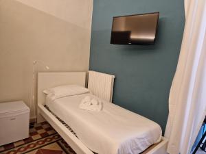 特拉尼B&B Porto Trani的小房间,配有带毛巾的床