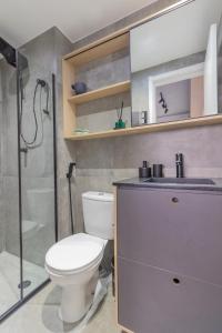 圣保罗Laguna - Conforto e Aconchego para você em Sampa!的一间带卫生间和淋浴的浴室