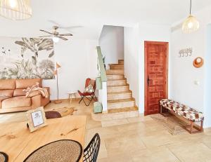 萨阿拉德洛斯阿图内斯Casa Bakara Zahara beach的客厅配有沙发和桌子