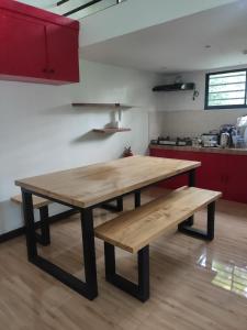 BanlotHans Jensen Residences的厨房里设有一张木桌和长凳