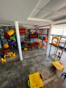 巴纳内拉斯Apartamento no Condomínio Sonhos da Serra - Bananeiras的一间带游乐场的游戏室