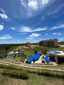 巴纳内拉斯Apartamento no Condomínio Sonhos da Serra - Bananeiras的享有度假胜地的空中景致,设有2个游泳池