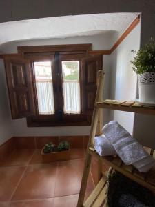 奥尔维拉Acogedora casa rural en Olvera ,La Morada的一间房间,设有梯子和窗户
