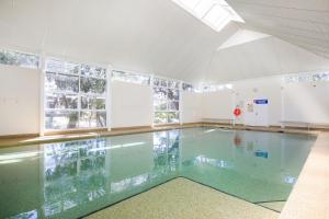 卡拉拉海滩Havenwood - Pet Friendly - Spa & Community Pool的一个空的游泳池,有玻璃地板