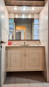 查克拉斯德科里亚Como en casa的一间带水槽和大镜子的浴室