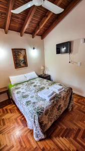 查克拉斯德科里亚Como en casa的一间卧室配有一张床和吊扇
