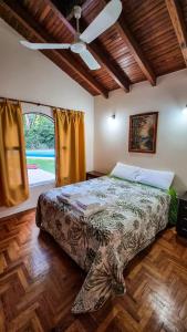 查克拉斯德科里亚Como en casa的一间卧室配有一张床和吊扇