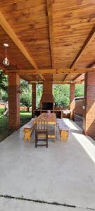 圣萨尔瓦多德朱Casa de Campo- Terra Viva的庭院设有桌子、长凳和木制天花板。