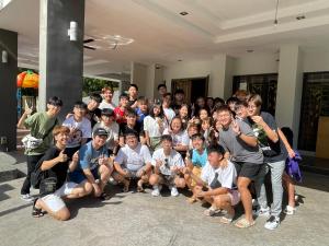 峇六拜20PAX 4BR Villa with Kids Swimming Pool, KTV, Pool Table n BBQ near SPICE Arena Penang的一群年轻人摆出一张照片