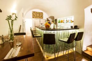 布拉格幽泽特哈伊莲娜酒店的厨房设有酒吧、椅子和桌子