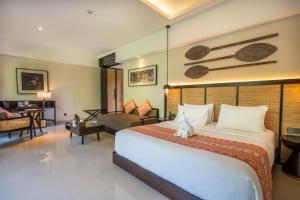 苏卡瓦提Sanctoo Suites & Villas的配有一张床和一张书桌的酒店客房