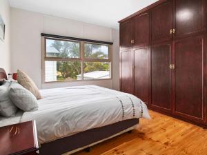 诺曼维尔4 Wilto Street的一间卧室设有一张大床和一个窗户。