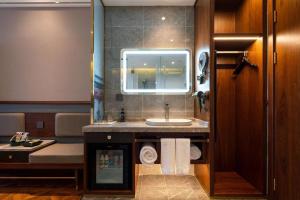 北京时光漫步S酒店（北京西单金融街店）的一间带水槽和镜子的浴室