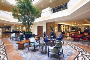 新加坡Orchard Rendezvous Hotel by Far East Hospitality的坐在酒店大厅里的人
