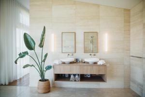 Stokes BayStowAway Kangaroo Island的浴室设有两个水槽和盆栽植物