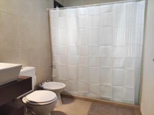 查克拉斯德科里亚Entre Uvas y Siestas - Casa Álamos的一间带卫生间和淋浴帘的浴室