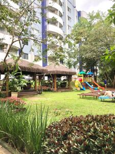 热河市Apart Hotel no Rio Quente- Cond. Águas da Serra的一个带凉亭和游乐场的公园