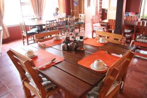 斯瓦科普蒙德达尼丁之星宾馆的餐厅的一张木桌,配红色餐巾