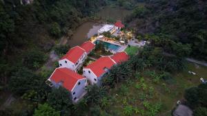 宁平Lalita Tam Coc Resort & Spa的享有红色屋顶房屋的空中景致