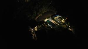 宁平Lalita Tam Coc Resort & Spa的夜晚城市的空中景观