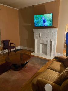 辛辛那提Cozy home 5 beds private yard的客厅设有壁炉顶部的电视