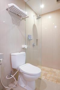 塞米亚克Kamarkoe Hotel Seminyak的一间带卫生间和淋浴的浴室