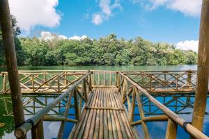 CavintiAlmost Heaven Lake Resort by Cocotel的水体上的木桥