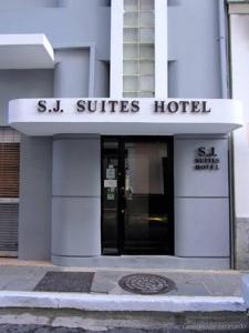 圣胡安SJ SUITES HOTEL的白色的建筑,带有s st 套房酒店
