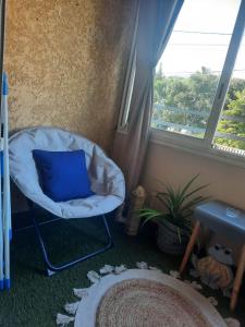 圣若瑟Anaïs 2的窗户间里带蓝色枕头的椅子