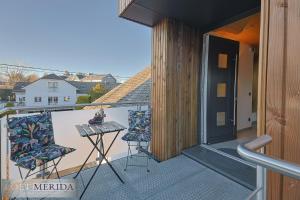 比特亨巴赫Loft Merida - Designer Apartment with Large Bathtub的阳台配有桌子和两把椅子