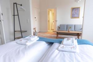 纳克斯考Hotel Harmonien的一间设有床铺的房间,上面有两条毛巾