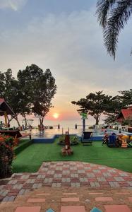 象岛Penny's Resort的享有日落美景的度假村游泳池