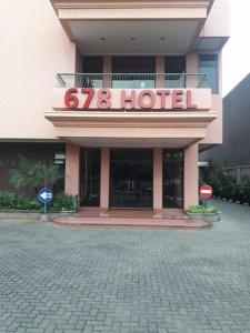 雅加达Hotel 678 Cawang powered by Cocotel的前面有标志的酒店