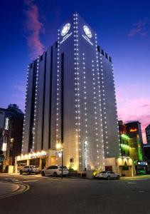 首尔Hotel Cullinan Wangsimni的一座大型建筑,上面有钟