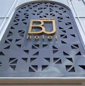 素叻BJ city hotel的建筑物上的标志,上面写着字母b