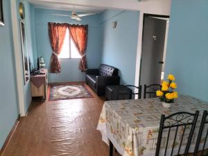 Kampong TelokKHAIRUL HOMESTAY PANGSAPURI SUTERA SEBERANG JAYA的客厅配有桌子和沙发