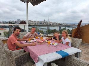 伊斯坦布尔sea star duran apart的坐在桌子上的一群人