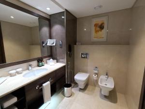 科威特科威特艾尔图拉雅市皇冠假日酒店&度假村的一间带水槽、卫生间和镜子的浴室