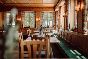 蓬高圣约翰勒赫伯朗肯乡村酒店的用餐室设有桌椅和窗户。