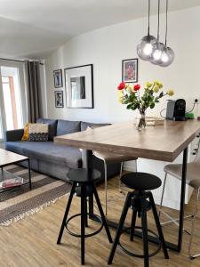 富瓦Style et ambiance的客厅配有桌子和沙发