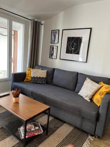 富瓦Style et ambiance的客厅配有灰色的沙发和桌子