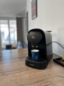 富瓦Style et ambiance的桌上的咖啡机