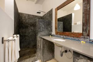 江比阿Fun Beach Hotel的一间带水槽和镜子的浴室