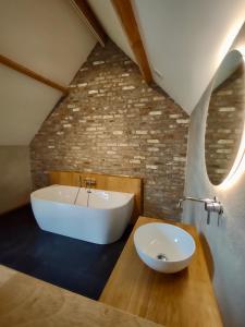 克勒伊斯贝尔亨Nachtegael Hoekhuis, knusse woning met prachtig vergezicht的浴室配有白色浴缸和水槽