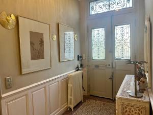 阿尔勒Maison Douce Arles的走廊上设有门、窗户和散热器